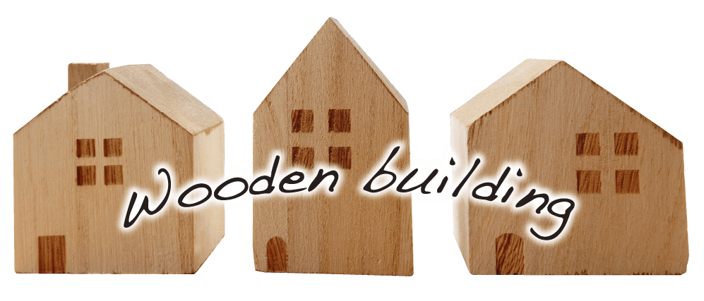 木製の家の模型が三つ並んだ状態の画像